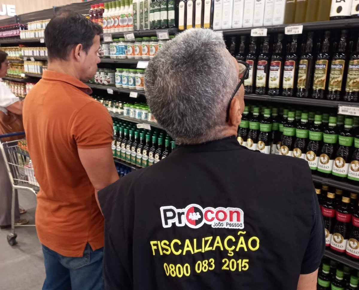 Procon-JP recolhe em supermercados duas marcas de azeite interditadas pela Anvisa