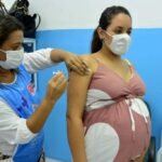 Profissionais de saúde alertam e explicam sobre a importância da vacinação materna