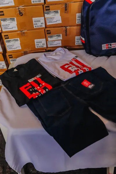 Secretaria de Educação de João Pessoa notifica empresa e cobra a entrega de fardamento escolar