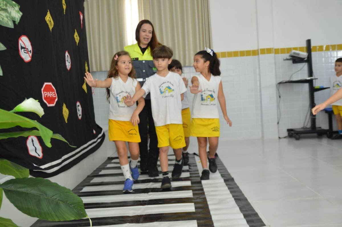 Semob-JP realiza ação de conscientização com crianças em escola no bairro de Tambauzinho