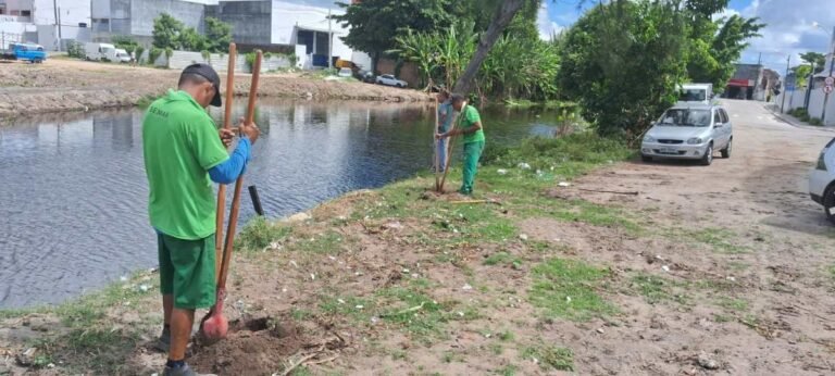 Técnicos da Semam plantam mudas de árvores na mata ciliar do Rio Jaguaribe