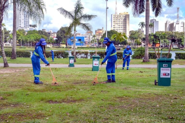 Agentes da Emlur fazem ação de limpeza e conservação no Centro e em mais seis bairros