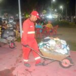 Agentes da Emlur realizam limpeza após festejos do São João Multicultural