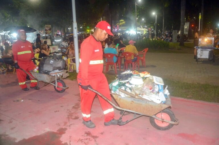 Agentes da Emlur realizam limpeza após festejos do São João Multicultural