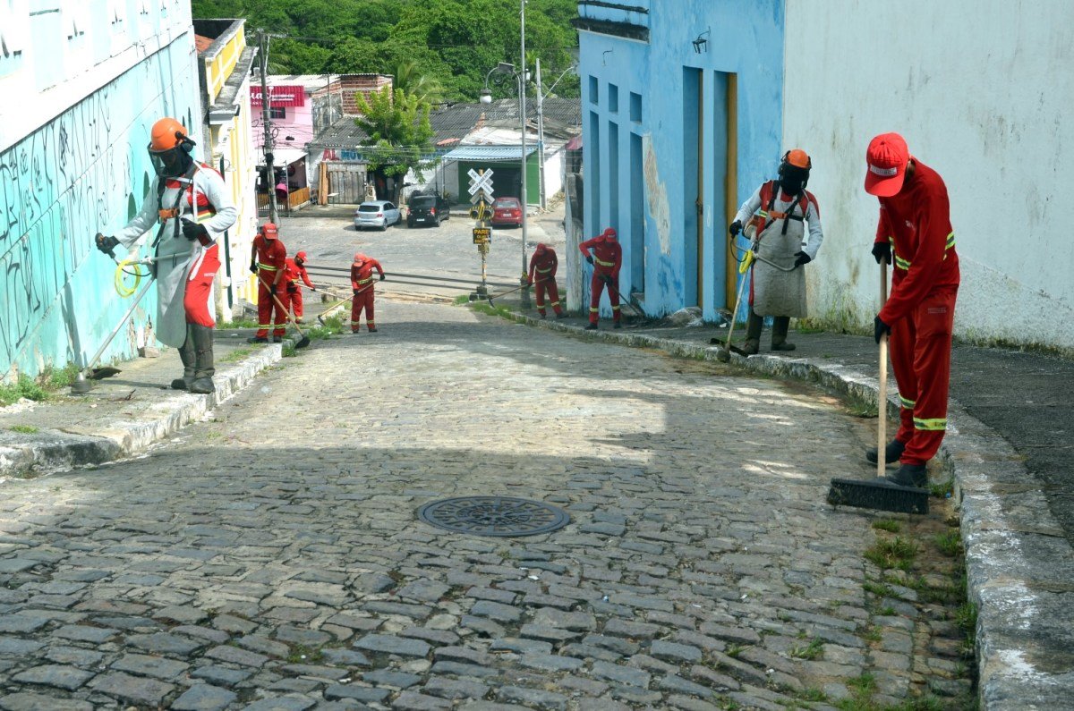 Agentes da Emlur realizam serviços de limpeza e conservação em oito bairros