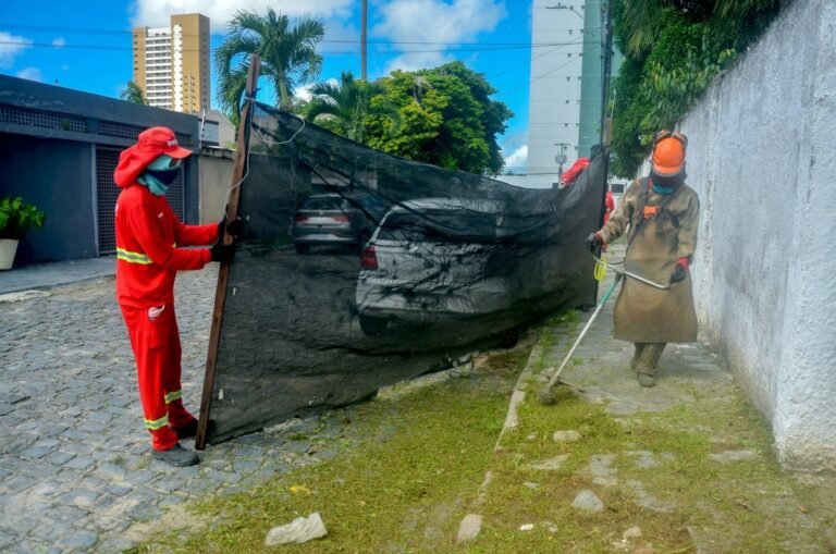 Agentes da Emlur realizam serviços de roço e capinação em 16 bairros