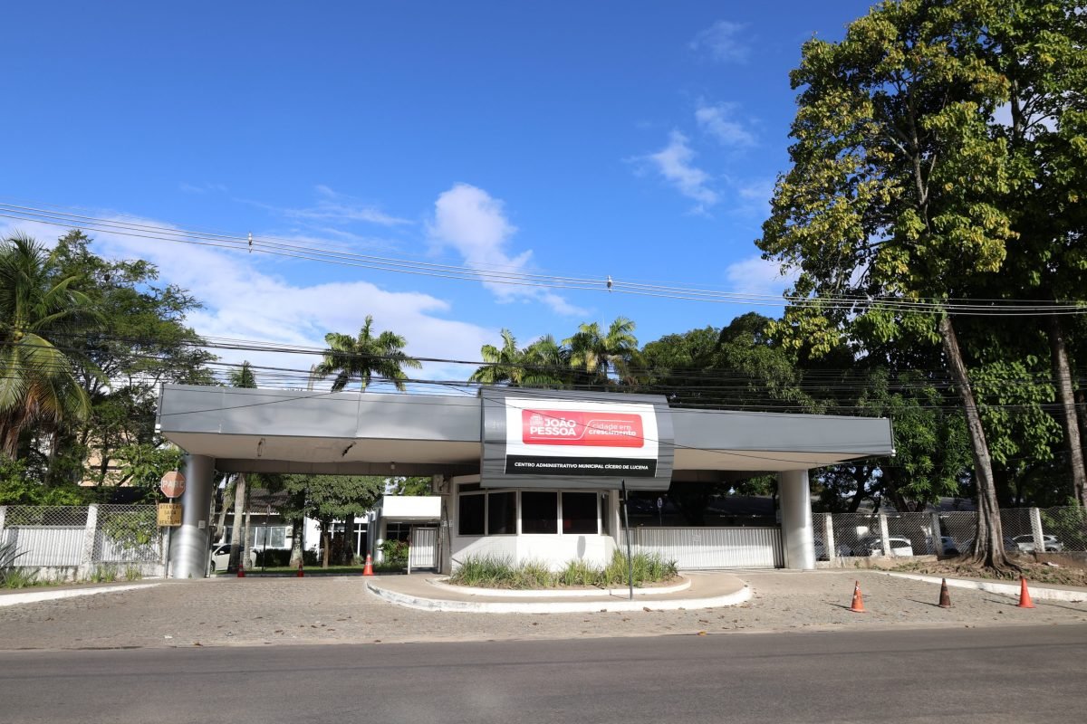 Cícero Lucena antecipa pagamento de primeira parcela do 13° salário para o Dia dos Namorados