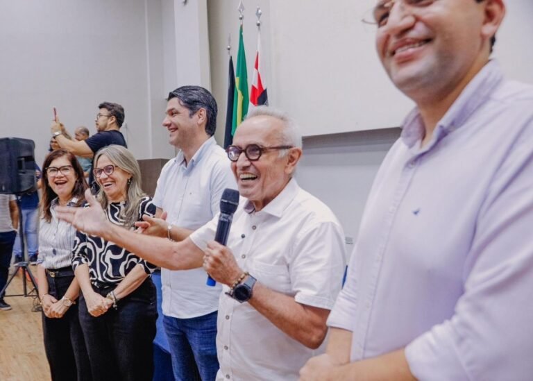 Cícero Lucena anuncia aumento de 27,5% na gratificação dos gestores das escolas municipais