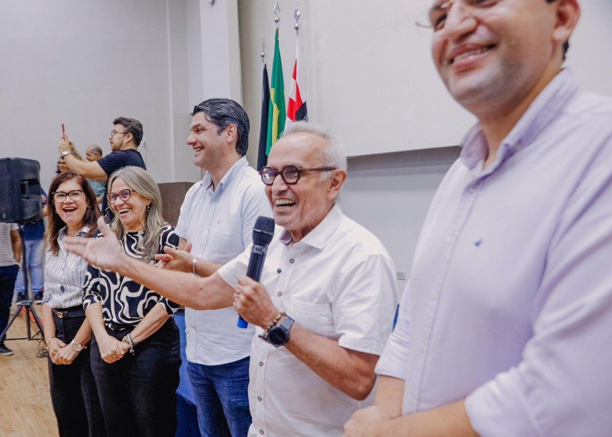 Cícero Lucena anuncia aumento de 27,5% na gratificação dos gestores das escolas municipais