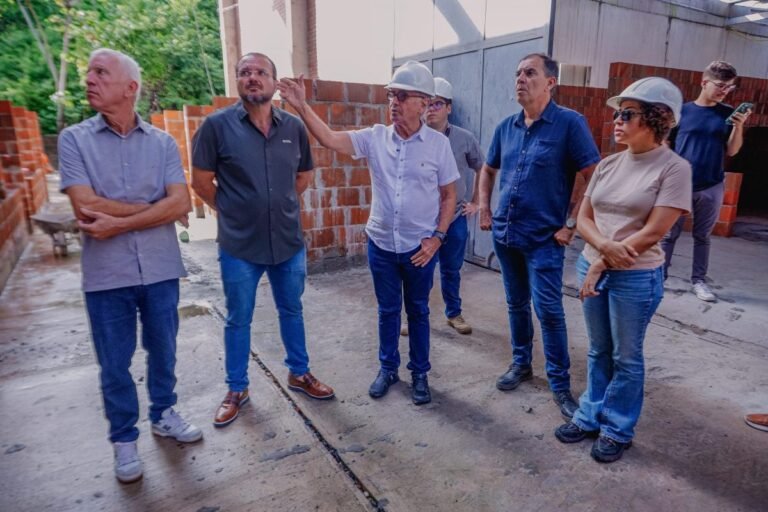 Cícero Lucena inspeciona obras do novo Mercado de Oitizeiro e projeta entrega para o mês de dezembro