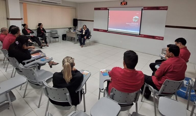 Coordenadoria LGBT realiza oficina com colaboradores de faculdade em João Pessoa
