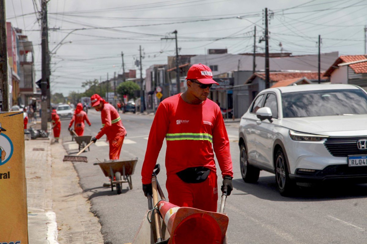Emlur inicia grande ação de limpeza e conservação em Mangabeira com 150 agentes
