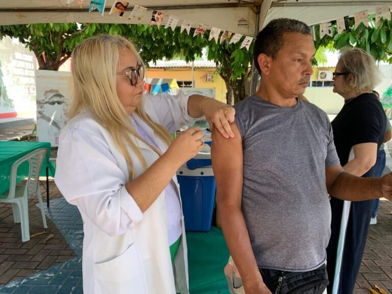 Emlur realiza ‘Dia D’ de vacinação com agentes de limpeza e servidores administrativos
