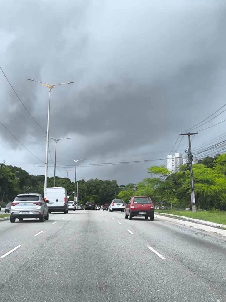 Inmet emite alerta e Defesa Civil coloca equipes de prontidão