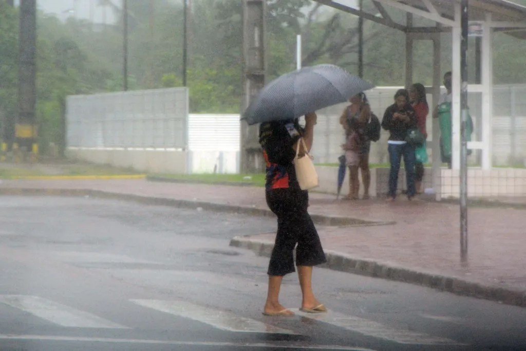 Inmet renova alerta amarelo e Defesa Civil intensifica monitoramento das áreas de risco