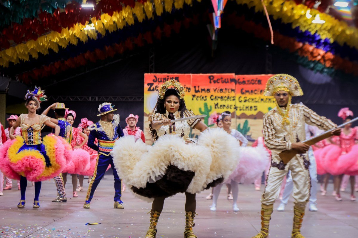 Juninas do grupo B fazem espetáculo de beleza na terceira noite do Festival de Quadrilhas