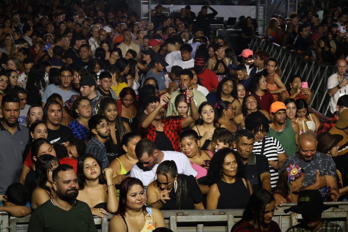 Multidão prestigia primeira noite de shows no Parque Solon de Lucena