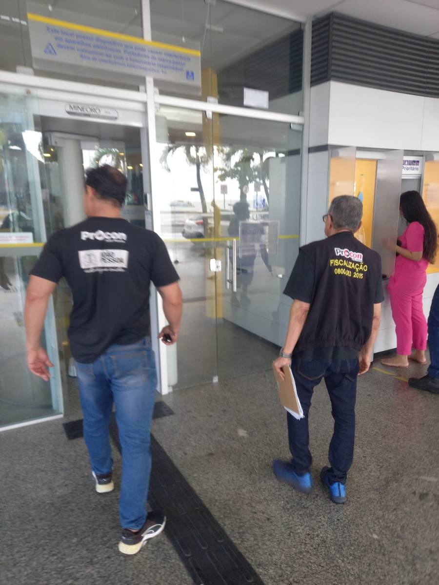 Procon-JP fiscaliza bancos para cumprimento de leis e autua agência por descumprir tempo de espera na fila