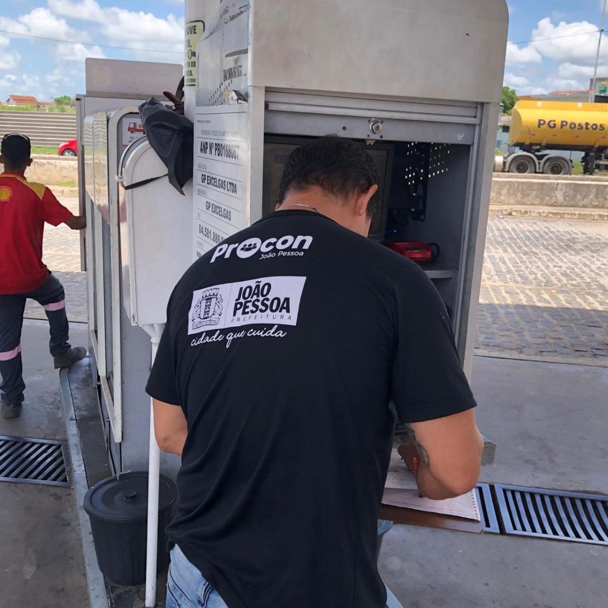 Procon-JP multa mais uma distribuidora por não repassar redução no preço da gasolina aos postos