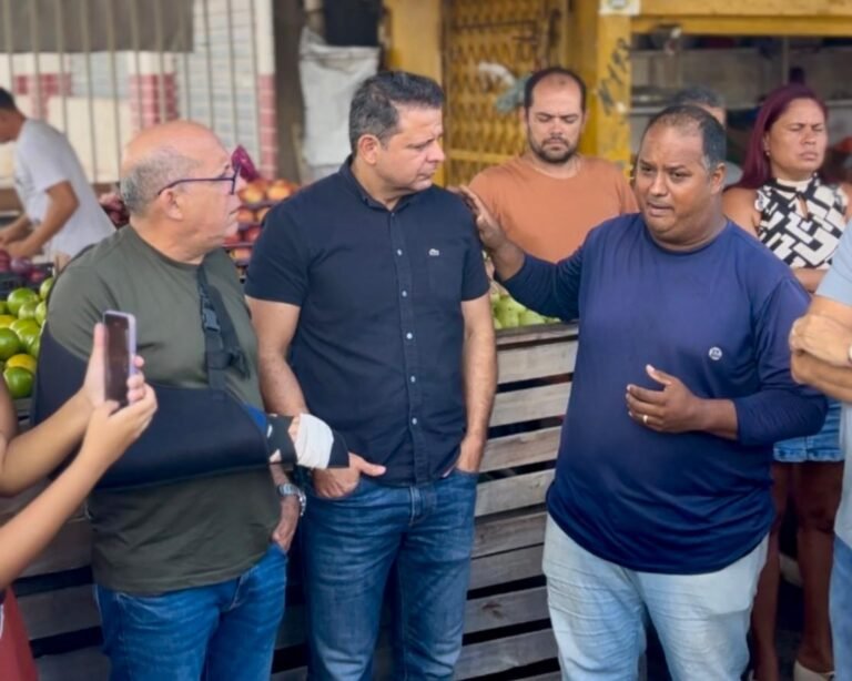 Sedurb dialoga com comerciantes dos mercados de Cruz das Armas e Oitizeiro durante visita às obras
