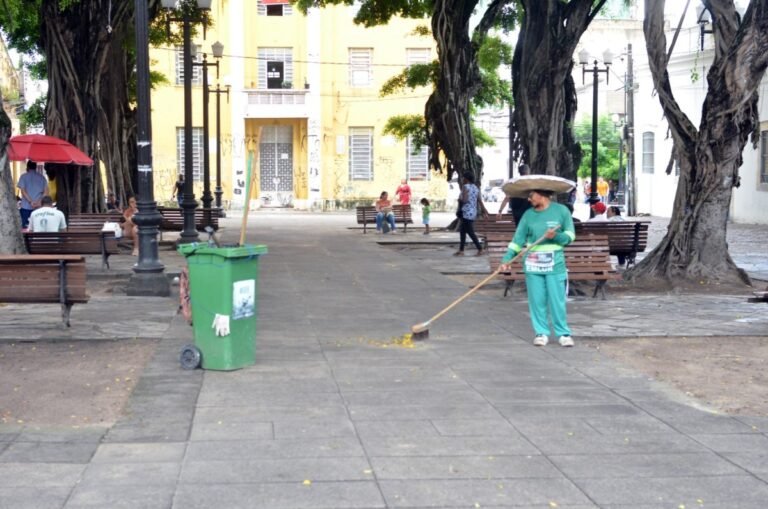 Serviços de limpeza e manutenção da Praça Rio Branco são realizados diariamente