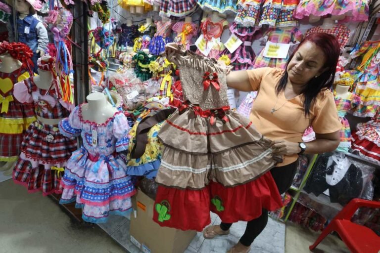 Shoppings populares estão no clima junino e vendem confecções e outros itens típicos da época