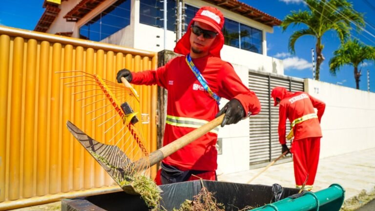 Agentes da Emlur executam serviços de limpeza e conservação em 15 bairros