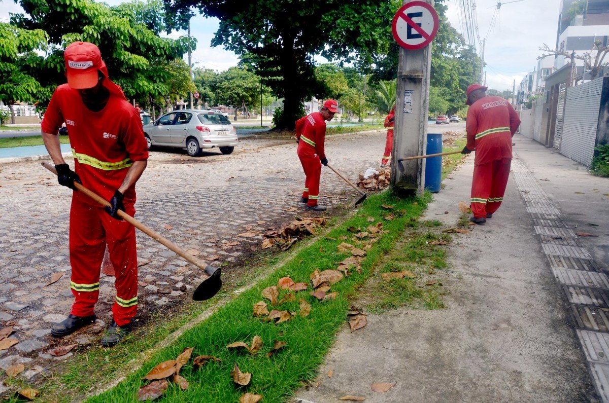 Agentes da Emlur realizam serviços de limpeza e conservação em 10 bairros