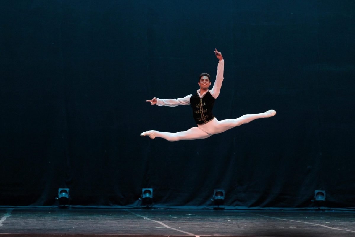 Bailarino da Companhia Municipal de Dança de João Pessoa abre Festival Internacional de Joinville