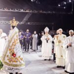 Chuva, missa e show da banda Colo de Deus marcam primeira noite da Festa das Neves 2025