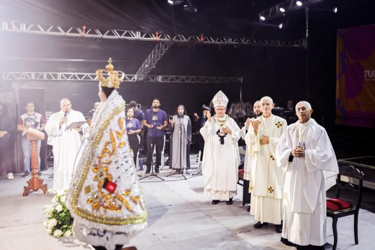 Chuva, missa e show da banda Colo de Deus marcam primeira noite da Festa das Neves 2025
