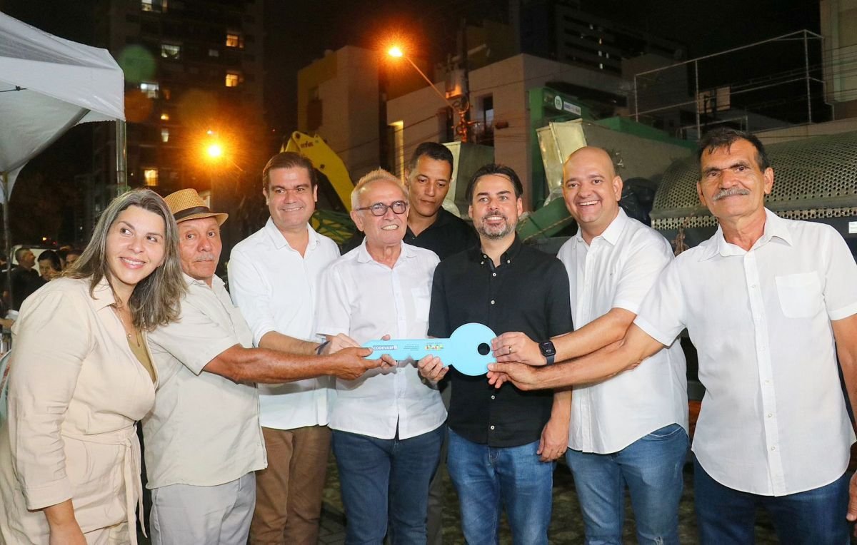 Cícero Lucena entrega caminhão e equipamentos para fortalecer a agricultura familiar em João Pessoa
