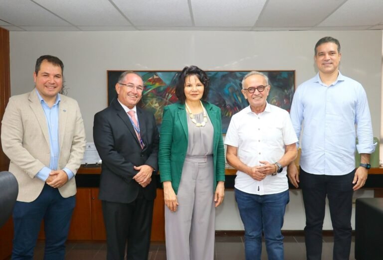 Cícero Lucena firma parceria com TRT-13 para uso compartilhado de prédio no Centro Histórico