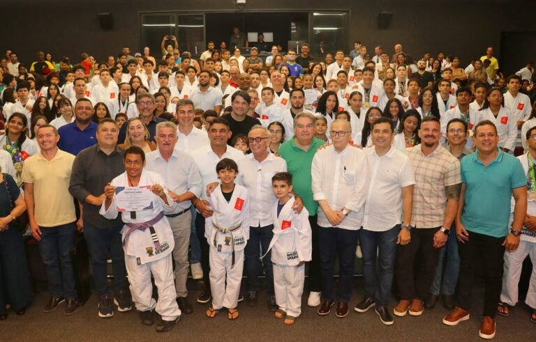 Cícero Lucena reforça apoio ao esporte e entrega 352 quimonos a atletas de jiu-jítsu
