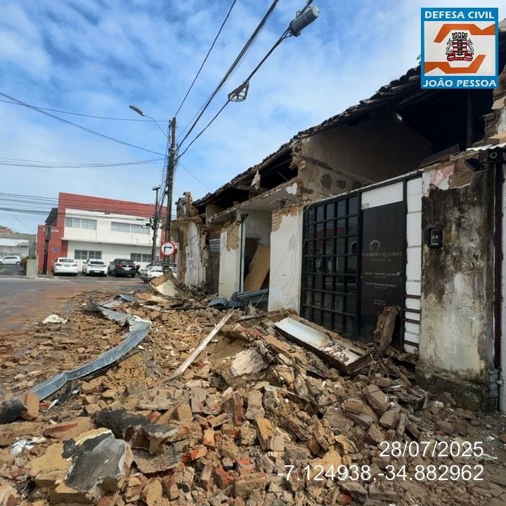 Defesa Civil interdita imóvel no Centro após desabamento de parte da marquise