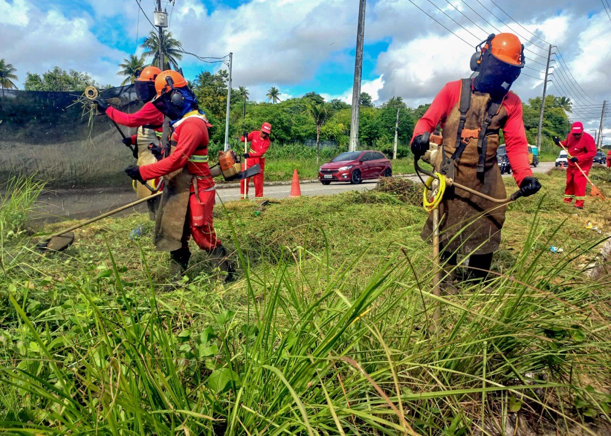 Emlur atende 17 bairros nesta semana com serviços de roço e capinação