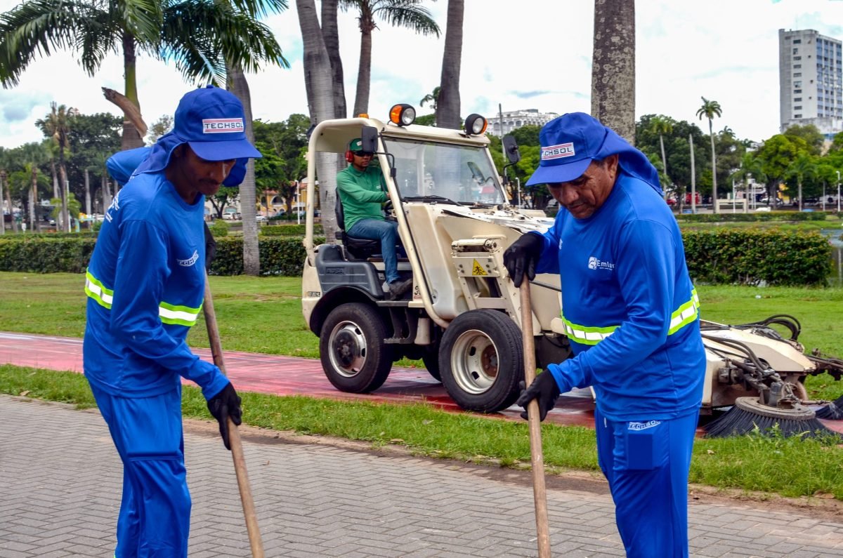 Equipes da Emlur preparam vias do Centro para Festa das Neves