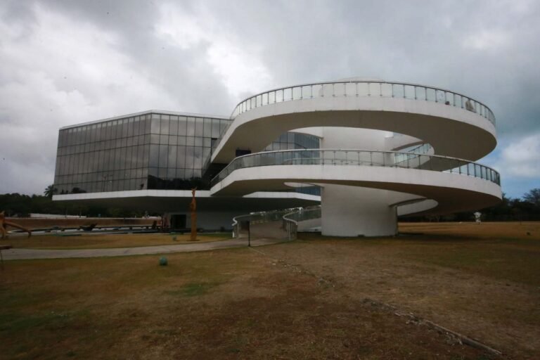 Exposição ‘Cores da Cidade’ leva poesia visual à Estação Cabo Branco
