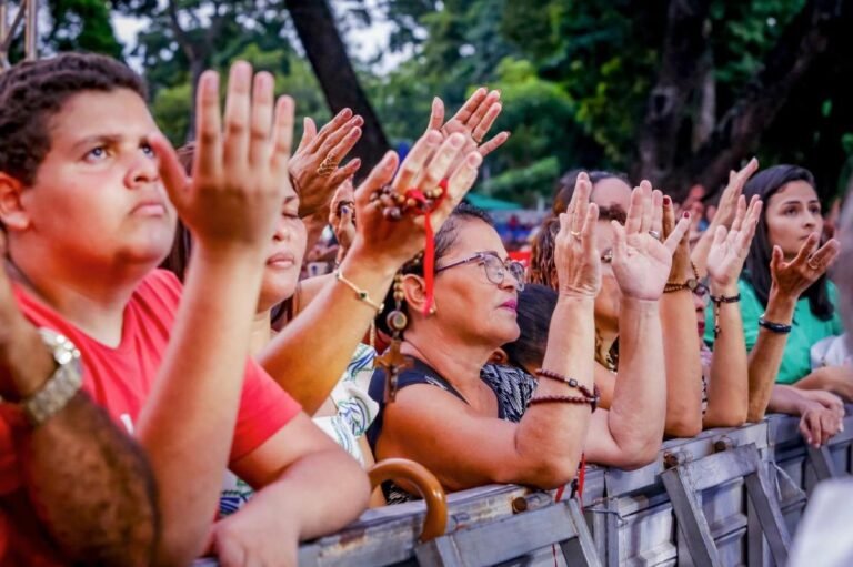 Festa das Neves 2025 começa neste domingo com show da banda Colo de Deus