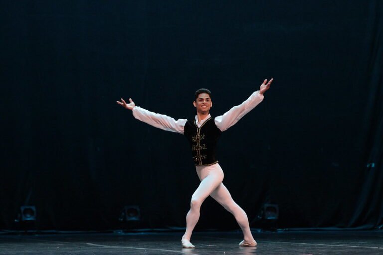 Integrante da Companhia Municipal de Dança é eleito melhor bailarino no Festival Internacional de Goiás