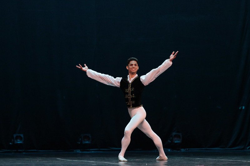 Integrante da Companhia Municipal de Dança é eleito melhor bailarino no Festival Internacional de Goiás