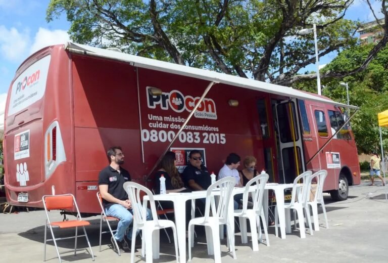 Ônibus do serviço itinerante do Procon-JP estaciona no Bairro São José neste sábado