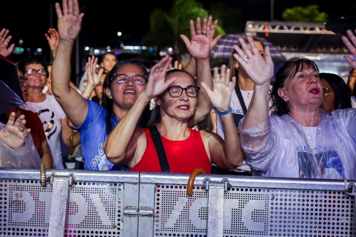 Padre Márcio, Padre Puan e cantor Elson Júnior animam segunda noite da Festa das Neves 2025