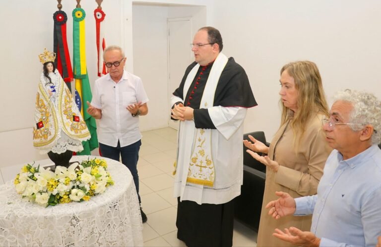 Prefeito e primeira-dama recebem imagem de Nossa Senhora das Neves no Centro Administrativo Municipal