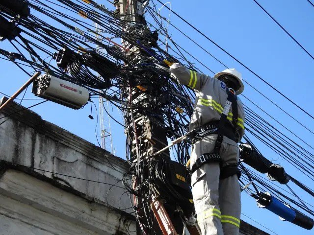 Prefeitura segue operação contra poluição visual com retirada de fiação irregular de postes