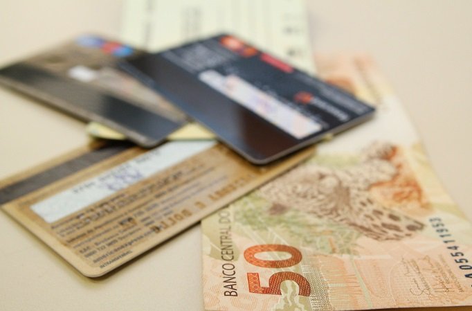 Procon-JP alerta consumidor que legislação permite preços diferenciados no pagamento à vista ou no cartão