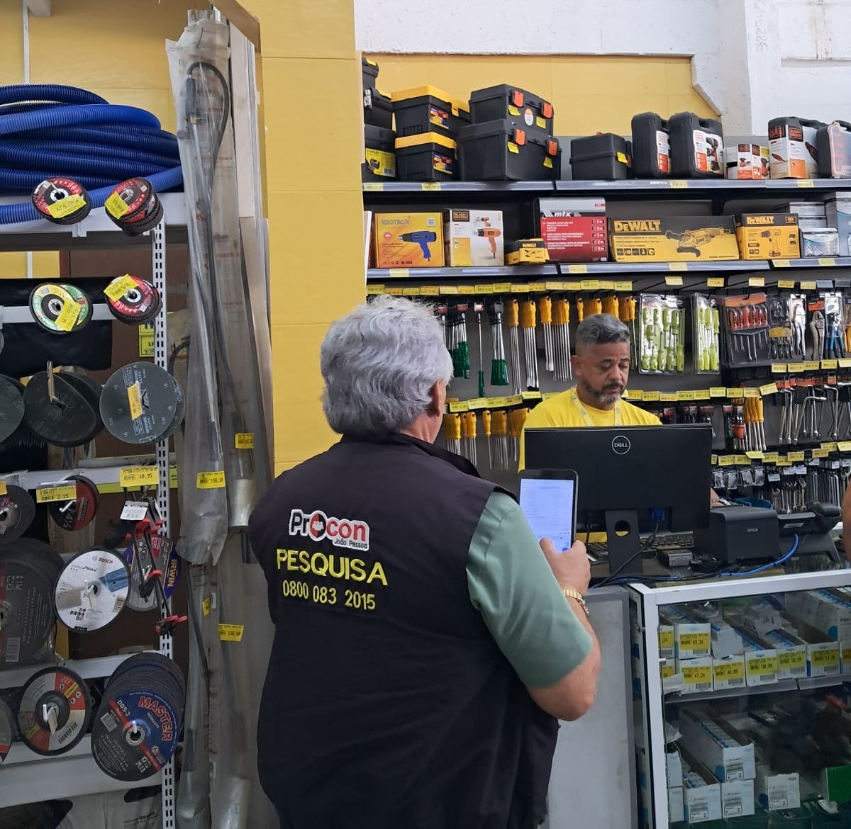 Procon-JP registra diferença de mais de R$ 570 no preço da tinta em pesquisa para material de construção