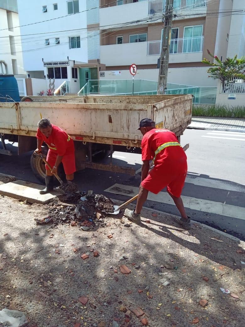 Seinfra executa manutenção na rede de drenagem, iluminação pública e Operação Tapa-Buraco