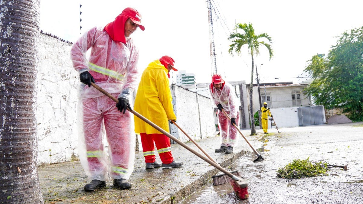 Serviços de roço e capinação da Emlur atendem moradores de 18 bairros
