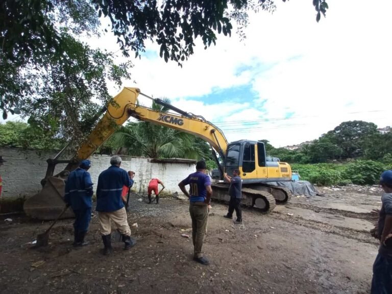 Técnicos da Semam e Seinfra removem pocilgas irregulares às margens do Rio Jaguaribe